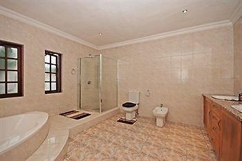 354 On York Avenue Hotel Randburg Esterno foto